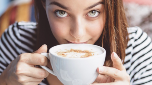 ¿Tu café de la mañana es bueno o malo para la vista?