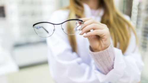 Cómo mantener tus gafas limpias